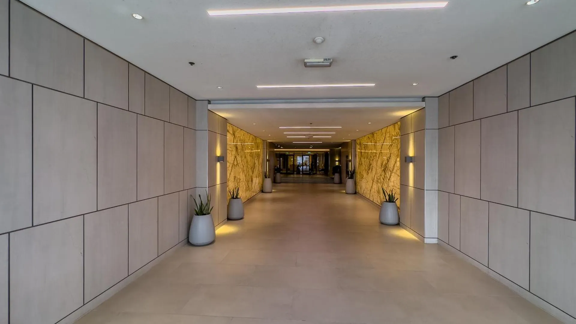 Prime Location - Modern 1Br Design - High Floor Apartment Dubai